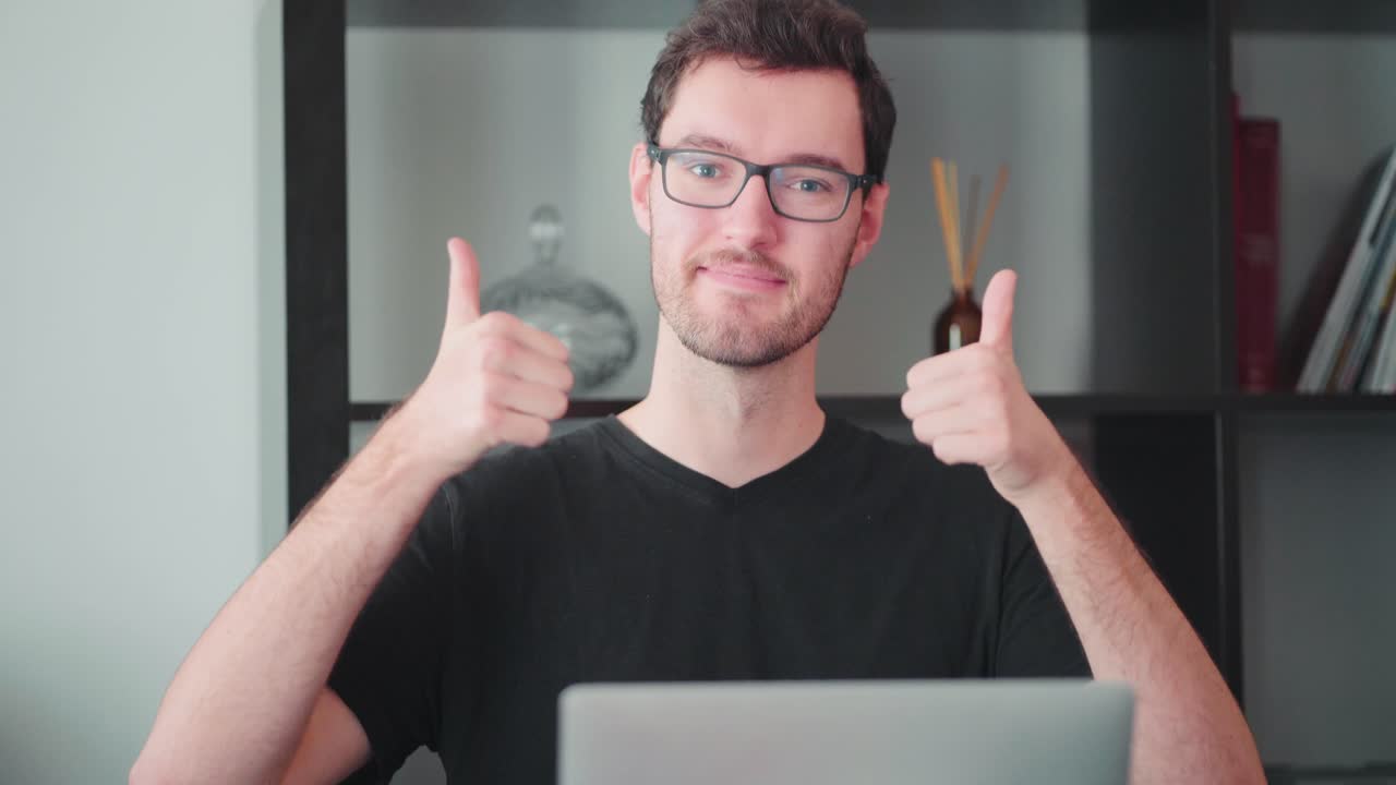 afirmativo feliz emoción positiva aprobación thumbs up concepto