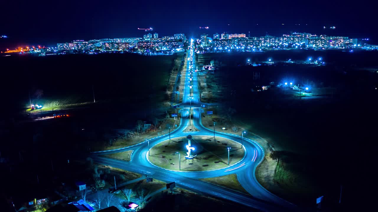 밤에는 순환 교차로의 불빛과 밝은 마을로 가는 자동차의 움직임.