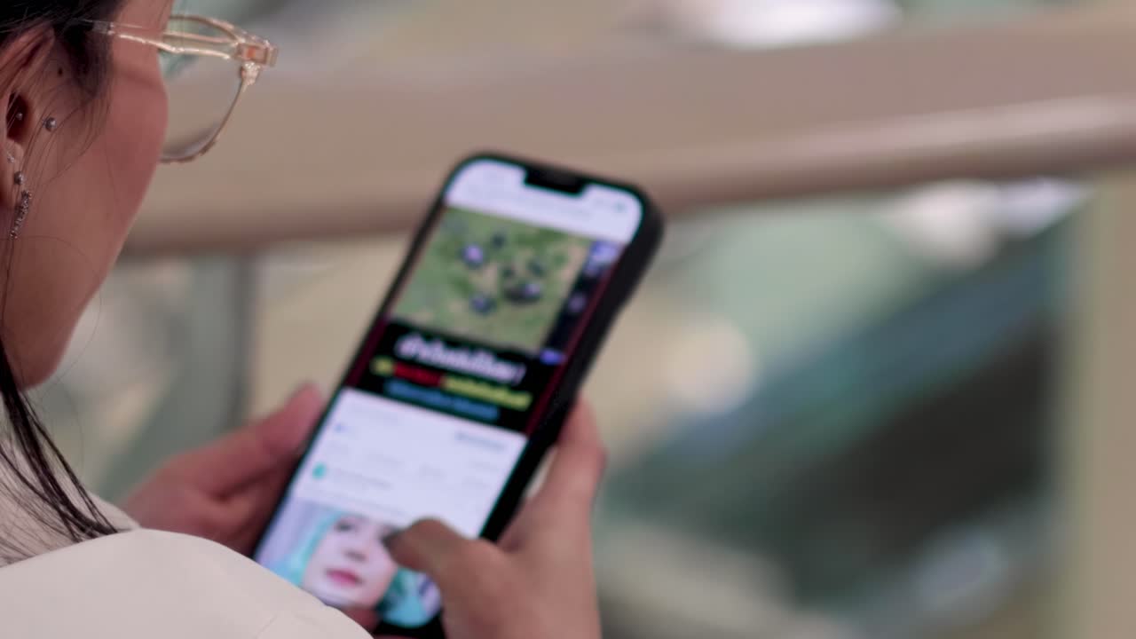 una persona que se desplaza a través del contenido en un teléfono inteligente.