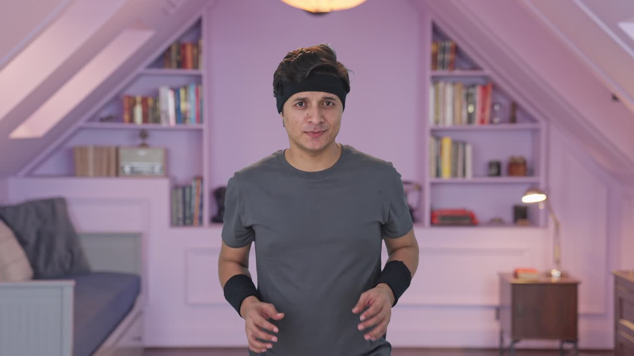 hombre indio feliz haciendo jogging