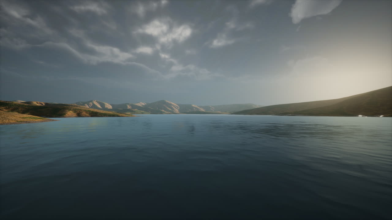 해가 지는 아름다운 평온한 호수