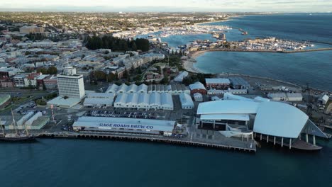 Toma-Aérea-De-La-Zona-Portuaria-De-Fremantle-En-Perth,-Australia-Occidental