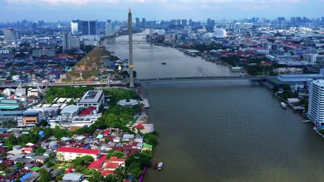 vista panorámica del río chao phraya con el puente rama viii en la ciudad de bangkok, tailandia