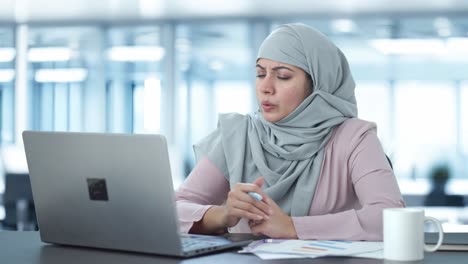 muslim businesswoman doing online meeting