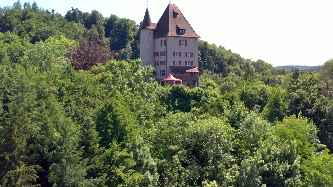 el pequeño castillo liebegg en el cantón de aargau cerca de gränichen en suiza desde el aire por drone