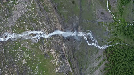 Stroppia-Wasserfall-Und-Lago-Niera,-Grüne-Naturszene,-Luftaufnahme