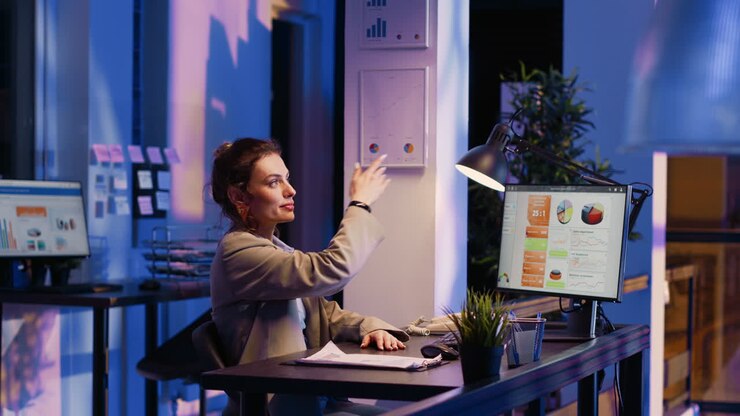 Forretningskvinde, der arbejder på en computer på et kontor