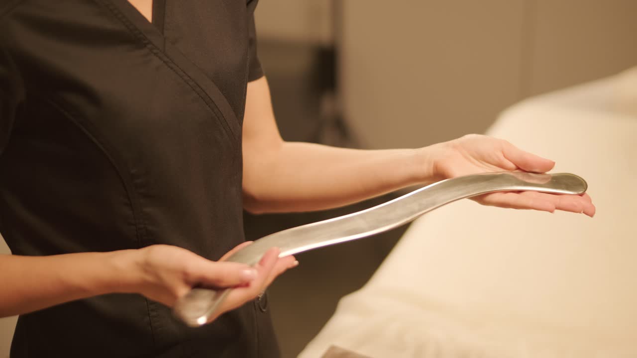 전문 마사지 테라피스트는 휴식 마사지를 수행합니다.