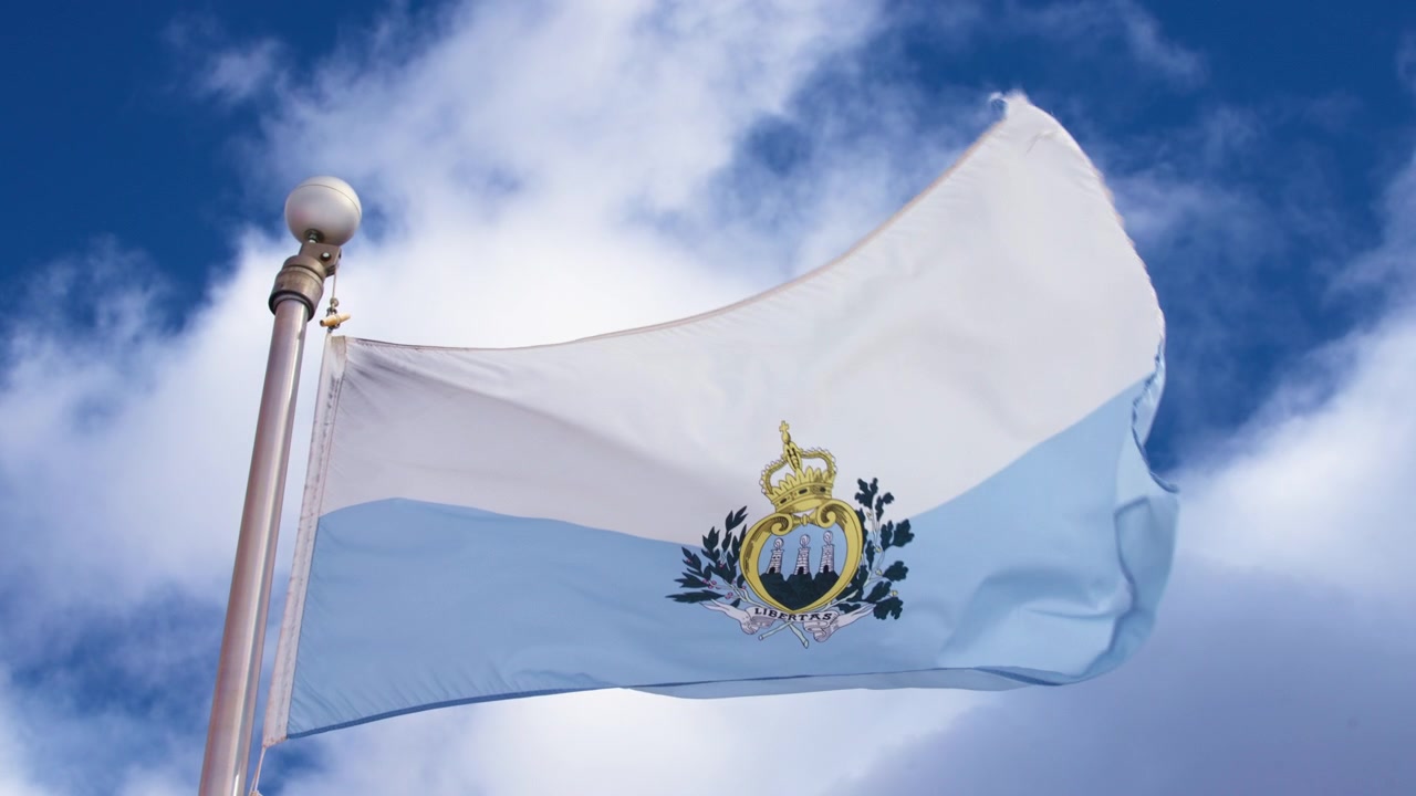 Bandera de San Marino ondeando con el viento contra el cielo azul