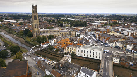 Belleza-Escénica-De-Boston,-Lincolnshire,-En-Fascinantes-Imágenes-Aéreas-De-Drones:-Puerto,-Barcos,-Iglesia-De-Saint-Botolph,-Puente-De-Saint-Botolph