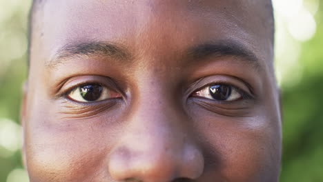 Primer-Plano-Del-Rostro-De-Un-Hombre-Afroamericano,-Mostrando-Su-Cálida-Sonrisa