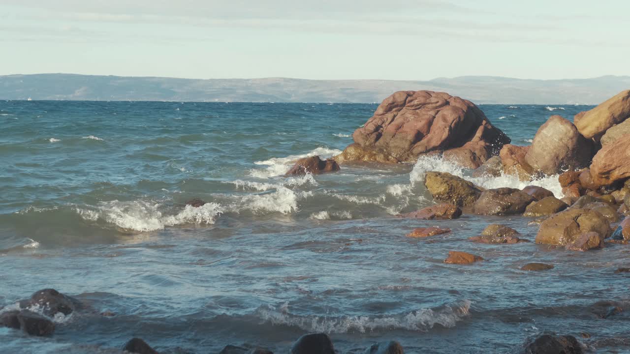 Onde lungo la costa rocciosa di Skala Sikamineas.
