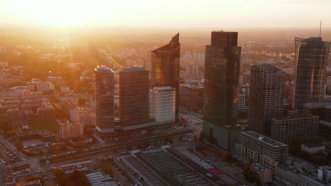 Grupo-De-Rascacielos-Del-Centro-Contra-El-Sol-Naciente.-Edificios-Altos-Y-Modernos-De-Oficinas-O-Apartamentos.-Varsovia,-Polonia