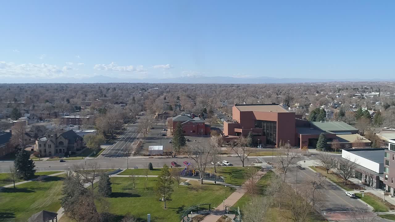 그릴리 시빅 센터, 콘서트 홀, 링컨 파크, 산, 아침 일찍 드론 촬영