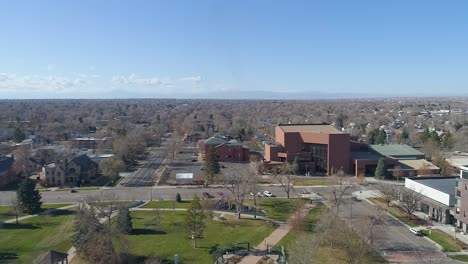 centro cívico greeley, sala de conciertos, parque lincoln y las montañas en una toma de avión no tripulado temprano en la mañana