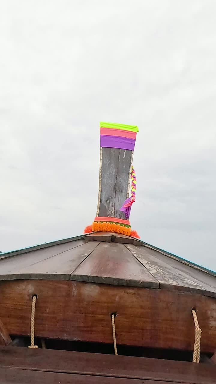 배는 멀리 떨어진 섬을 향해 바다를 가로질러 여행합니다.