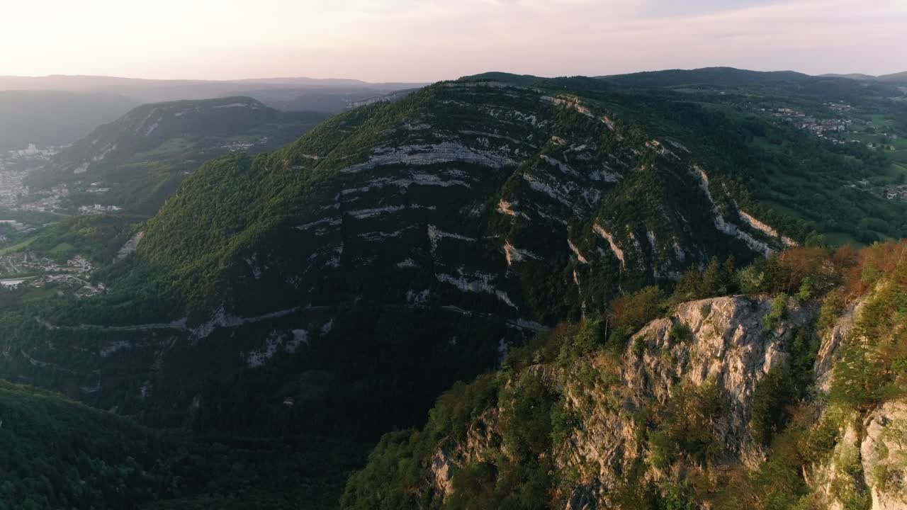 avanço aéreo lento sobre as montanhas les gres durante a hora de ouro