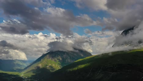 Gebirgswolken-Draufsichtlandschaft.-Schöne-Natur-Norwegen-Naturlandschaft