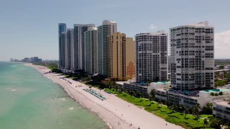 Horizonte-Aéreo-De-La-Playa-De-Las-Islas-Soleadas-En-Las-Islas-Soleadas,-Dron-De-Florida-2