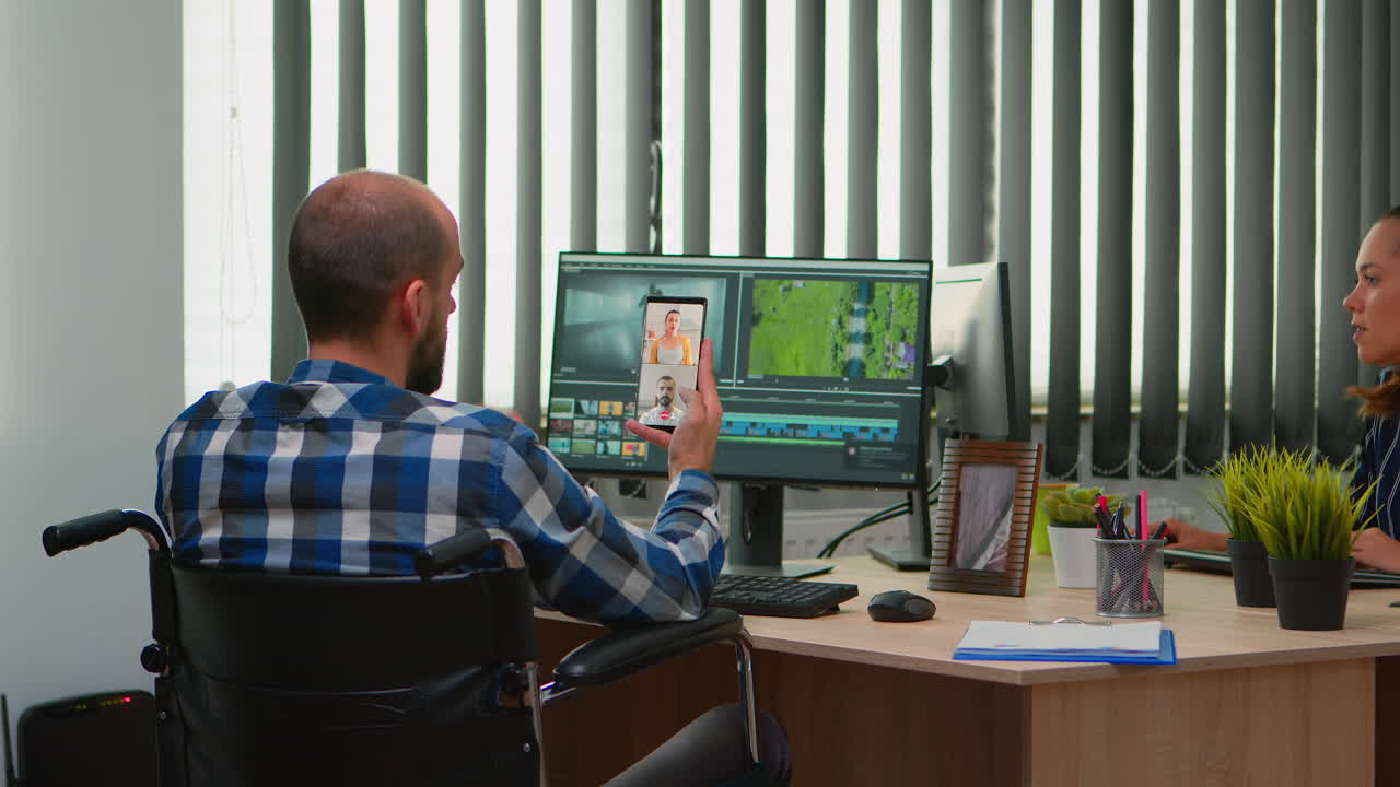 체어에 앉아 있는 장애인 영상 제작자가 웹캠을 통해 이야기하고 있습니다.