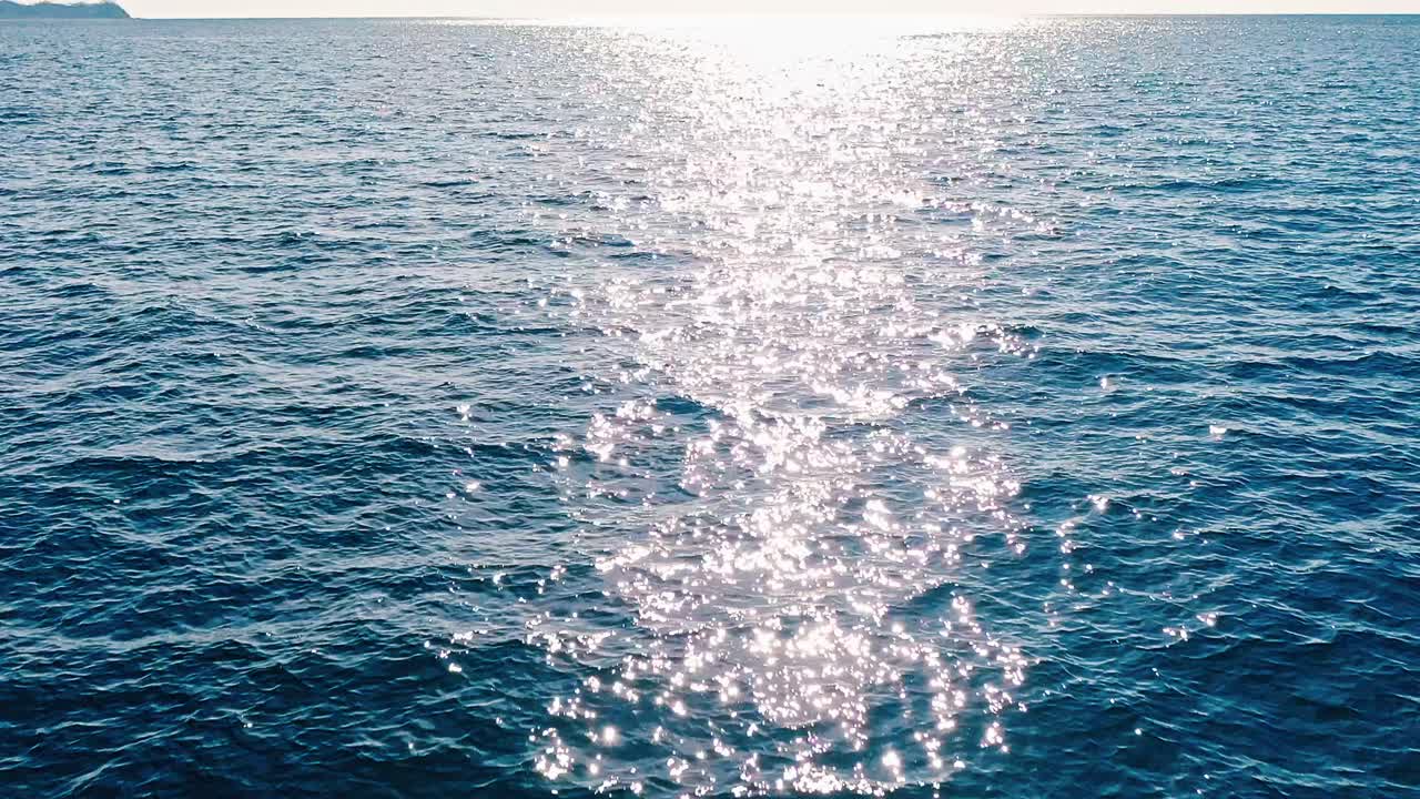 필리핀 바다의 물 위에서 오후 늦은 태양의 낮은 수준의 공개