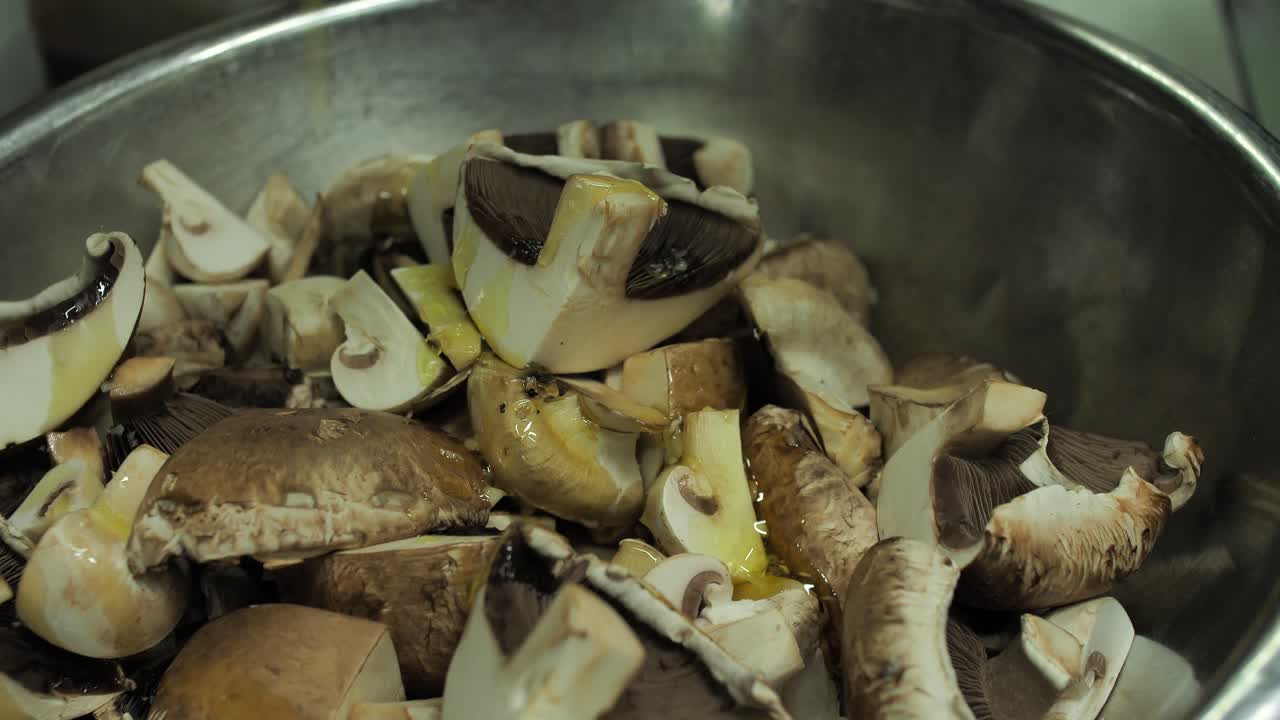 verter aceite de oliva ob champiñones frescos en una sartén, cerrar