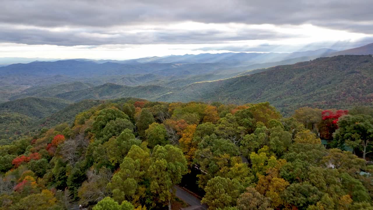 alta antena en blue ridge y las montañas de los apalaches en el otoño de soplar roca, nc carolina del norte