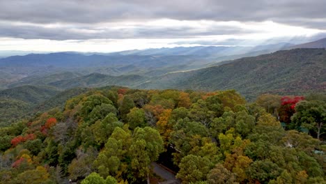 alta antena nas montanhas blue ridge e appalachian no outono de blowing rock, nc carolina do norte