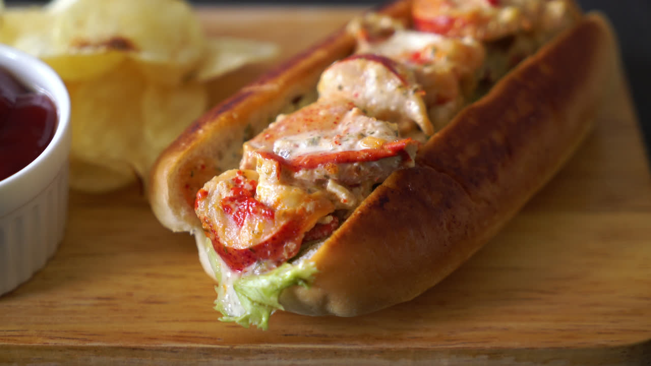 Rollo de langosta casero con papas fritas