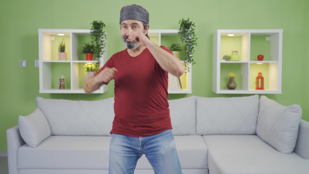 그  ⁇ 은이는 스포츠를 하면서 자신을 다치게 합니다.