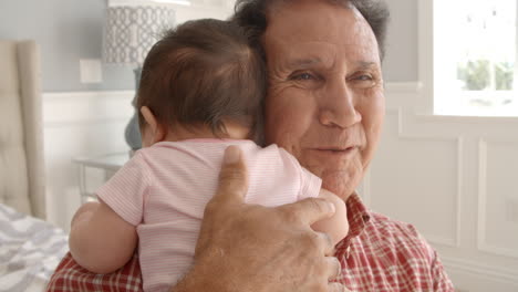 abuelo sosteniendo a la nieta bebé en cámara lenta