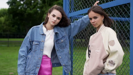 adolescentes posando al aire libre