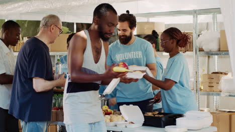 las personas voluntarias ofrecen ayuda humanitaria