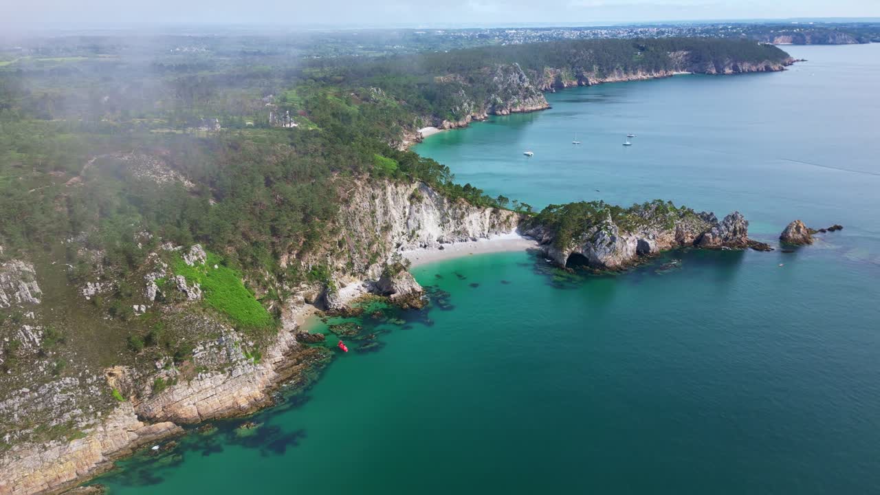 Plage de l'Ile Vierge, a stunning beach on the Crozon Peninsula