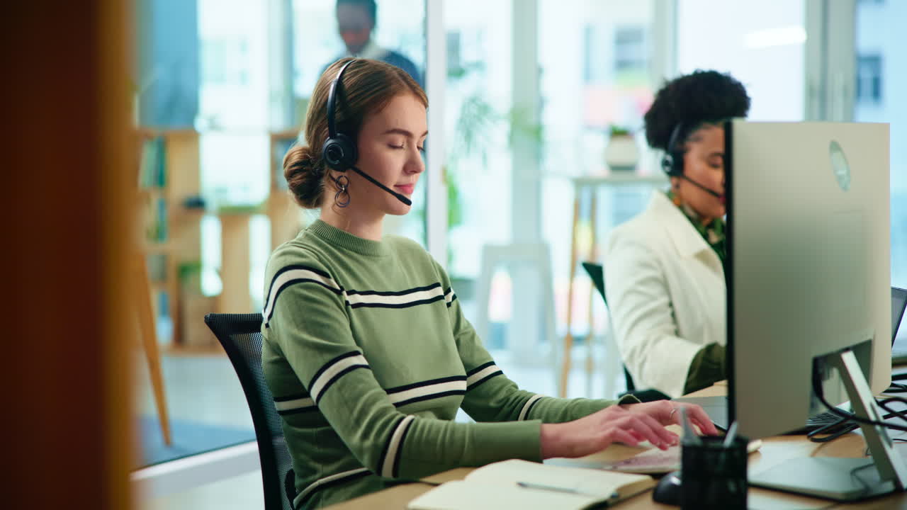 콜센터에서 일하는 여자