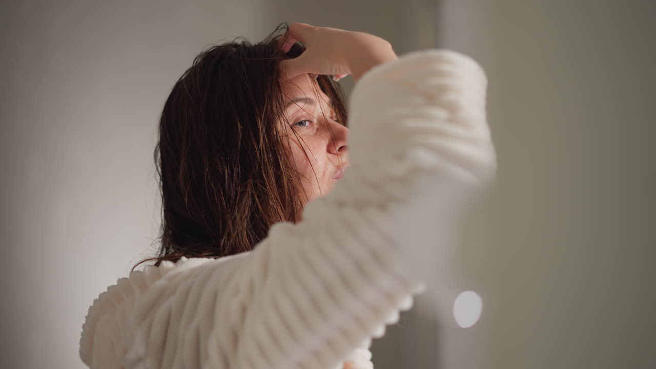 머리카락을 은 후 음악을 듣는 여성. 은 머리카락의 여자가 샤워를 한 후 은머리를 는 음악을 듣는다. 느린 동영상