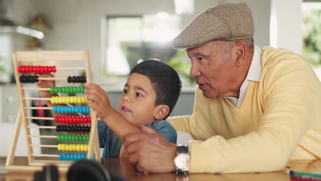 ábaco, matemáticas y abuelo con hijo.