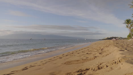 Aufnahme-Eines-Sonnigen-Weges-Auf-Den-Wellen-Im-Sand-Der-Sonne-Im-Hintergrund