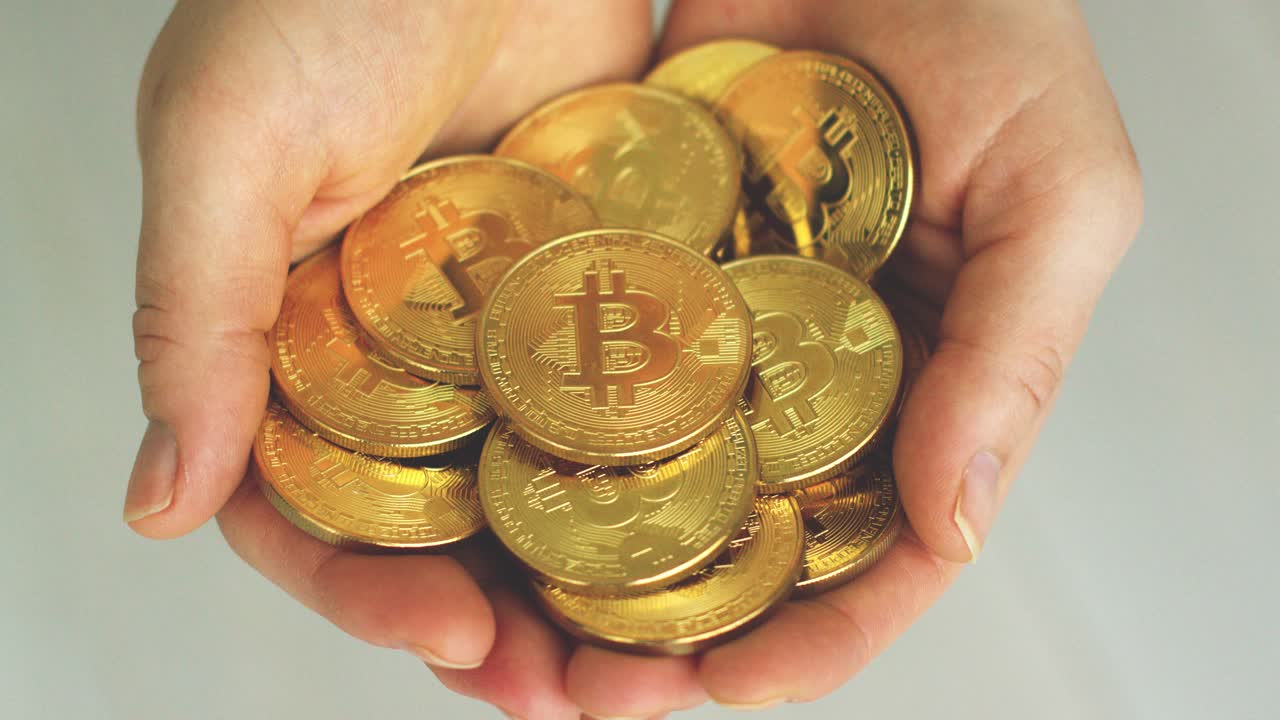 monedas de oro brillantes en la mano
