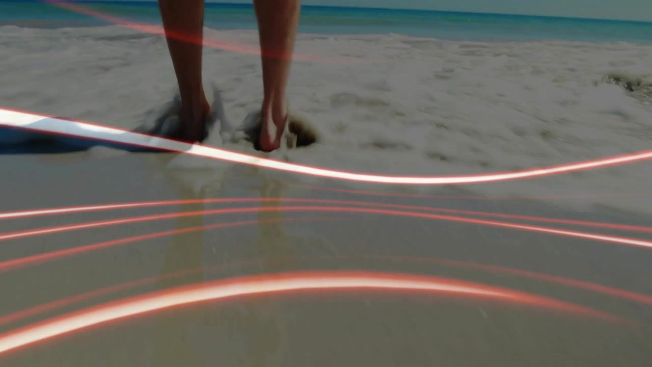 Mulher caminhando na costa, entrando na arrebentação, gerando fitas rosas para promoção, com areia molhada e espuma