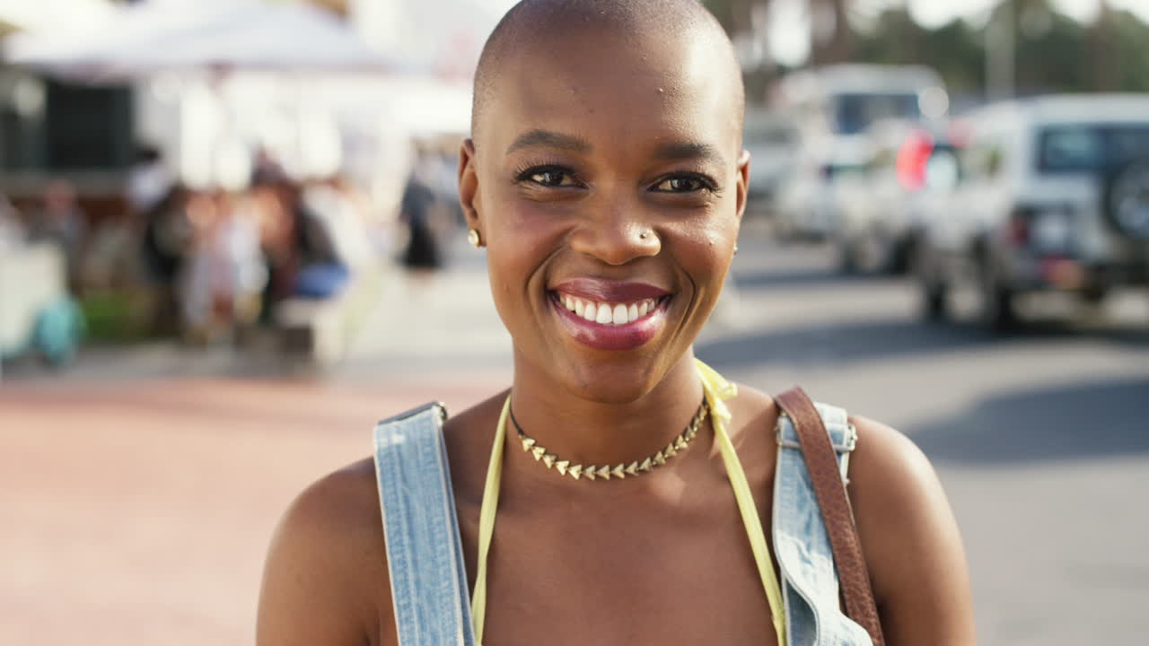 Visage, voyage ou femme noire heureuse souriante