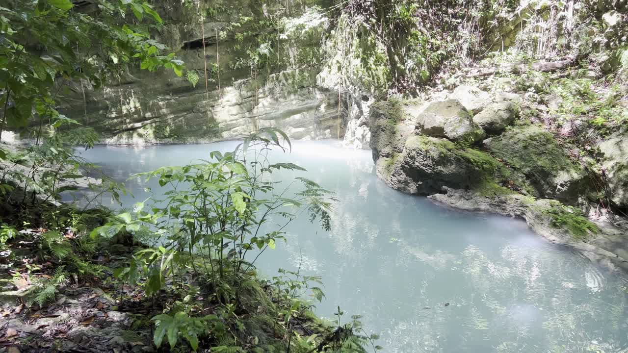 un pintoresco arroyo que fluye sobre una roca en una piscina natural turquesa en charcos de los militares, cerca de tubagua, en la provincia de puerto plata, república dominicana.