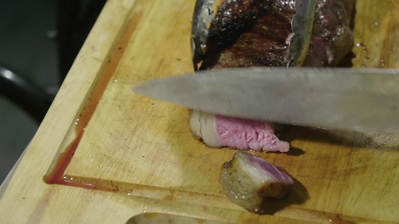 테이블 위에 그릴 된 맛있는 스테이크를 잘라