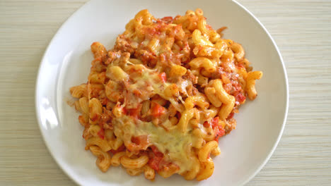 macarrones caseros a la boloñesa con queso - estilo de comida italiana