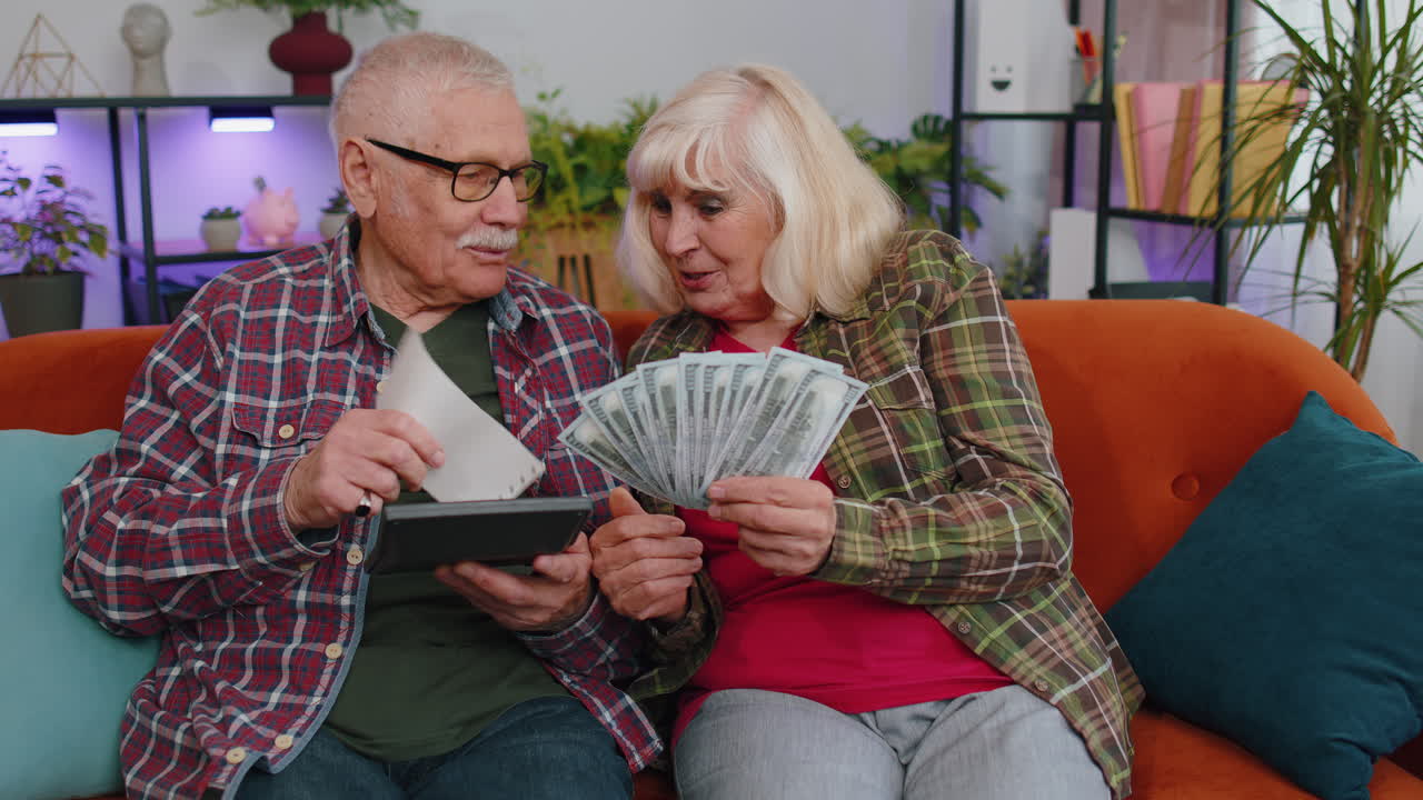 부유한 고령 가족, 할아버지, 할머니, 남자, 여자, 돈을 세는, 재정, 예산, 청구서, 서류 등으로 바다.