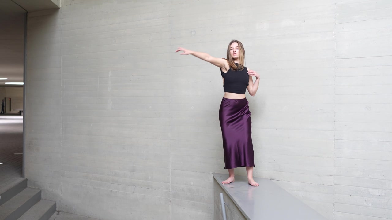 Una performance di danza coinvolgente e dinamica ambientata sullo sfondo di architettura moderna.