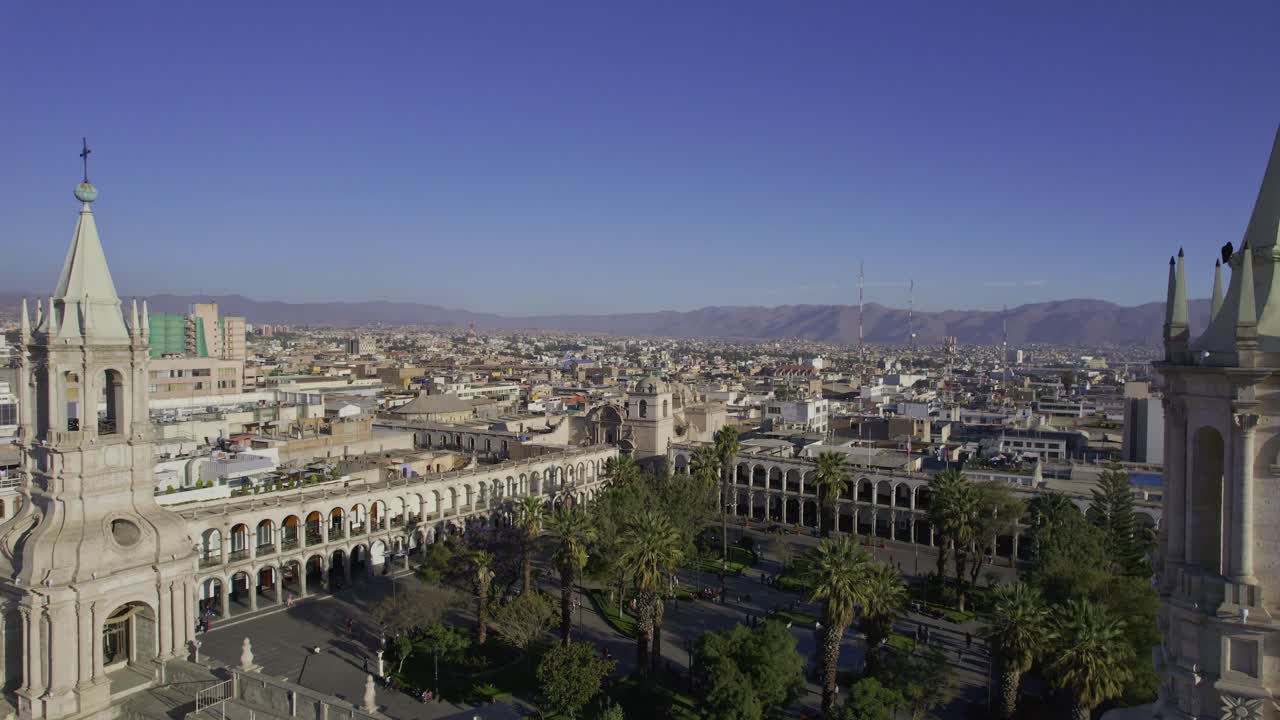 Vista aérea de la catedral de Arequipa y la plaza Mayor en Perú
