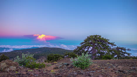 Epische-Wolken-Wechseln-Von-Der-Bergspitze-Aus-Ihre-Farbe-Mit-Goldrot-gelbem-Licht-Zu-Blau-rosa-Farbtönen