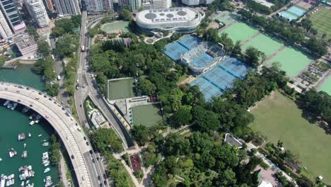 Luftaufnahme-Der-Wolkenkratzer-Und-Der-Küstenlinie-Von-Hongkong-Am-Wasser