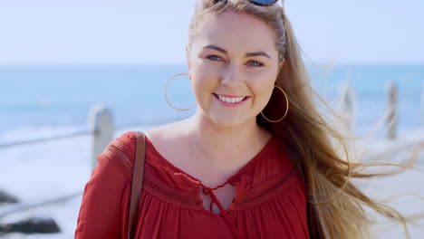 cara, paseo y verano con una mujer al aire libre